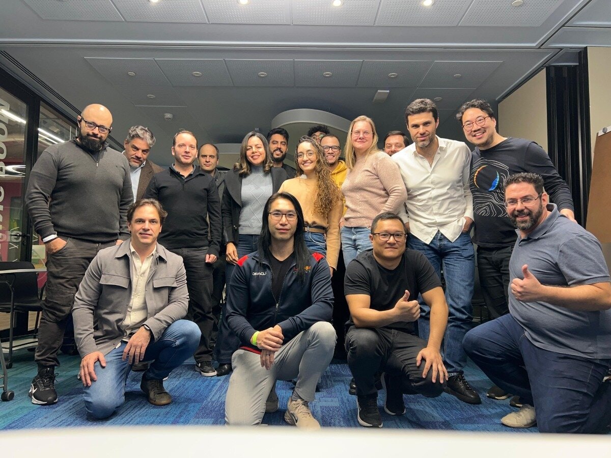 Grupo de builders e especialistas em LLM em meetup AI Tinkerers.